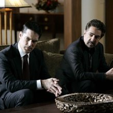 Thomas Gibson con Joe Mantegna nell'episodio 'Il conforto della morte' della serie tv Criminal Minds