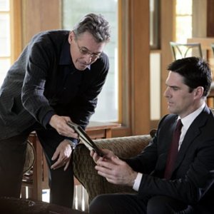 Thomas Gibson con Randolph Mantooth nell'episodio 'Il conforto della morte' della serie tv Criminal Minds