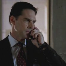 Thomas Gibson in una scena nell'episodio 'Demonology' della quarta stagione di Criminal Minds