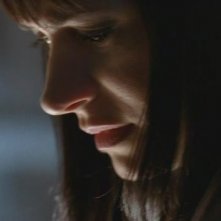 Un intenso primo piano di Paget Brewster nell'episodio 'Demonology' della quarta stagione di Criminal Minds