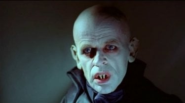 Un primo piano di Klaus Kinski in Nosferatu, principe della notte