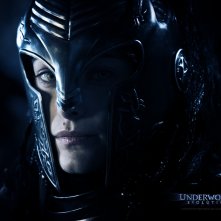 Un wallpaper di Zita Gorog che interpreta Amelia con l'elmo in 'Underworld: Evolution'
