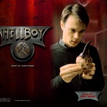 Wallpaper di Rupert Evans che interpreta John Myers nel film 'Hellboy'