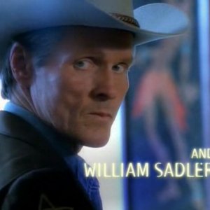 William Sadler è Jim Valenti nella sigla dell'episodio 'Una vita normale' di Roswell