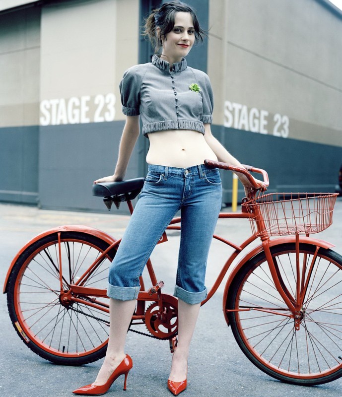 Foto Promo Di Zooey Deschanel Con Bicicletta 116215