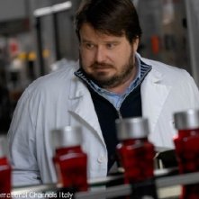 Giuseppe Battiston in una scena di Non pensarci - La serie