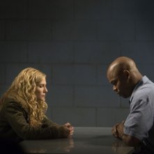 Holly Hunter e Bokeem Woodbine in una scena dell'episodio I Believe in Angels di Saving Grace