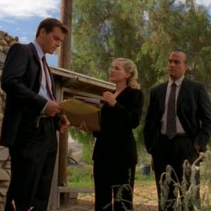 Julie Benz parla con Richard A. Crenna nell'episodio 'Il diario scomparso' di Roswell
