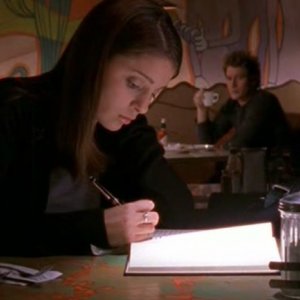 Liz Parker (Shiri Appleby) scrive sul suo diario nell'episodio 'Il diario scomparso' di Roswell