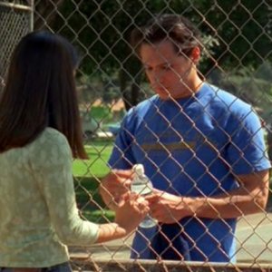 Liz (S. Appleby) parla a Kyle (N. Wechsler) nell'episodio 'Il diario scomparso' di Roswell