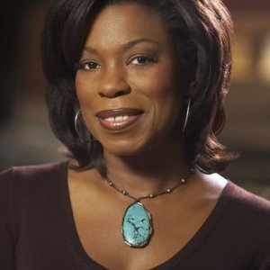 Lorraine Toussaint in una foto promozionale della seconda stagione di Saving Grace