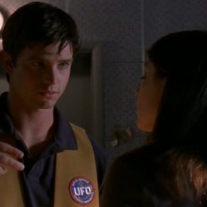 Max (Jason Behr) e Liz (Shiri Appleby) nell'episodio 'Il diario scomparso' di Roswell
