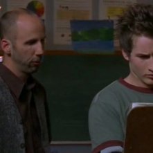 Michael (Brendan Fehr) col Signor Cowan (Bob Clendenin) nell'episodio 'Il diario scomparso' di Roswell