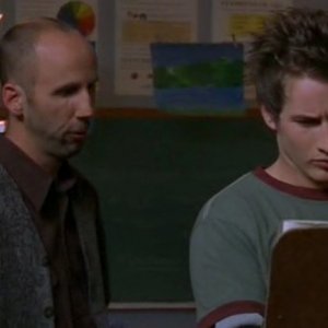 Michael (Brendan Fehr) col Signor Cowan (Bob Clendenin) nell'episodio 'Il diario scomparso' di Roswell