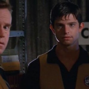 Steve Hytner (Milton Ross) e Max (Jason Behr) nell'episodio 'Il diario scomparso' di Roswell