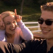 Annette Hargrove (R. Witherspoon) cerca di far ridere Sebastian Valmont (R. Phillippe) nel film 'Cruel Intentions'