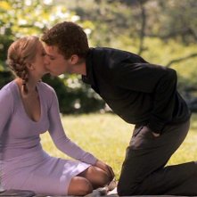 Annette Hargrove e Sebastian Valmont sui prati nel film 'Cruel Intentions'