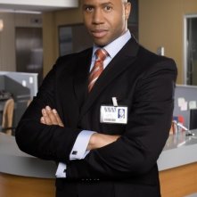 Derek Webster è il Dr. Carl Belle in Mental