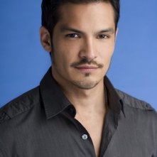 Nicholas Gonzalez è il Dr. Arturo Suarez in Mental
