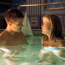 Ryan Phillippe e Reese Witherspoon in piscina nel film 'Cruel Intentions'