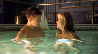 Ryan Phillippe e Reese Witherspoon in piscina nel film 'Cruel Intentions'