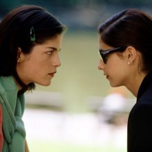Selma Blair e Sarah Michelle Gellar in una scena del film 'Cruel Intentions'