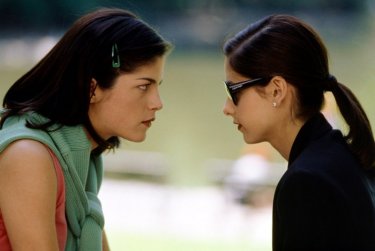 Selma Blair e Sarah Michelle Gellar in una scena del film 'Cruel Intentions'