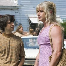 Demetri Martin e un irriconoscibile Liev Schreiber in una immagine del film Taking Woodstock