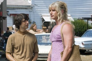 Demetri Martin e un irriconoscibile Liev Schreiber in una immagine del film Taking Woodstock