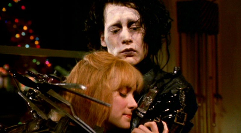 Johnny Depp e Winona Ryder nel film 'Edward mani di forbice'