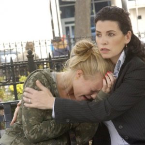 Julianna Margulies e Brianna Steinhilber in una scena della serie Canterbury's Law