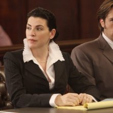 Julianna Margulies e Zak Orth in una scena della serie Canterbury's Law
