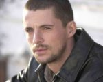 Matthew Goode e Ralph Fiennes al cimitero