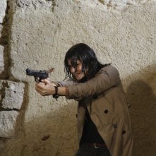 Romina Mondello in una sequenza d'azione della serie televisiva L'isola dei segreti