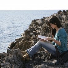 Romina Mondello seduta sugli scogli de L'isola dei segreti