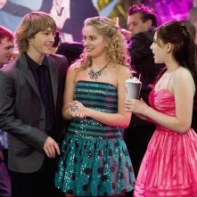Sterling Knight, Tiffany Thornton ed Eden Sher in una scena dell'episodio Three's Not Company di Sonny tra le stelle