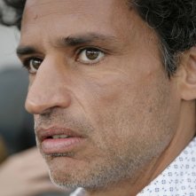 Un primo piano di Enrico Lo Verso in una scena della fiction L'isola dei segreti