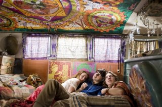 Una colorata immagine del film Taking Woodstock