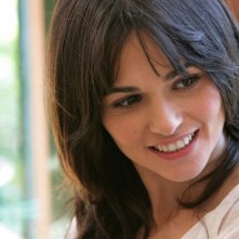 Una sorridente Romina Mondello con Giovanna Ralli nella serie tv L'isola dei segreti