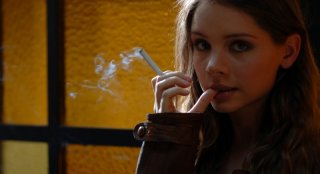 Victoria Larchenko in uno scatto dal set del film Polvere
