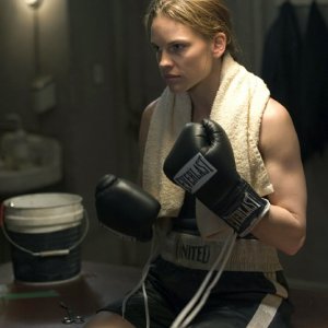 Hilary Swank è Maggie Fitzgerald in una scena di Million Dollar Baby