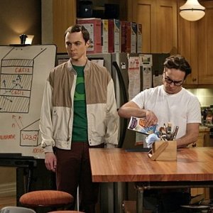 Johnny Galecki e Jim Parsons in una scena dell'episodio The Monopolar Expedition di The Big Bang Theory