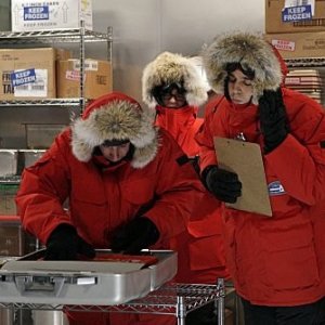 Johnny Galecki, Simon Helberg e Jim Parsons in una scena dell'episodio The Monopolar Expedition di The Big Bang Theory