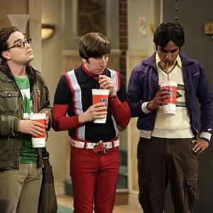 Johnny Galecki, Simon Helberg e Kunal Nayyar in una scena dell'episodio The Monopolar Expedition di The Big Bang Theory