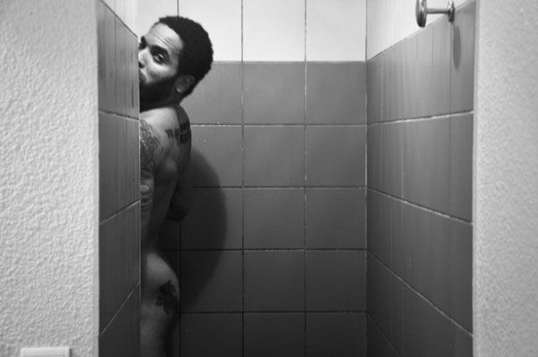 Lenny Kravitz Nudo Sotto La Doccia In Una Foto Scattata Durante Il Suo Tour Europeo 116668