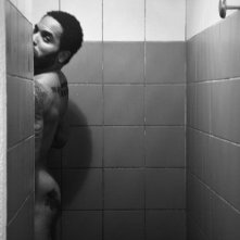 Lenny Kravitz nudo sotto la doccia in una foto scattata durante il suo tour europeo