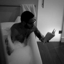 Lenny Kravitz si rilassa in vasca da bagno durante il suo tour europeo