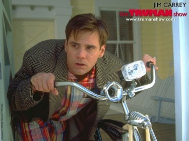 Un wallpaper di Jim Carrey su bici per il film 'The Truman Show'