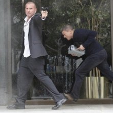 Wentworth Miller e Dominic Purcell in una scena d'azione dell'episodio Cowboys and Indians di Prison Break