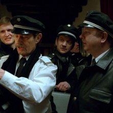 Baard Owe in una scena del film Il treno del signor Horten